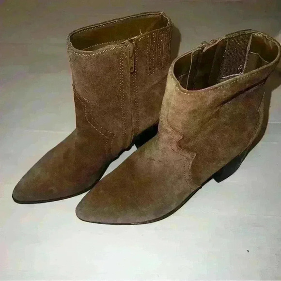 Isaac Mizrahi Light Brown Taupe Suede Western Bootie 6.5 Caelan New Ankle Boot - Picture 2 of 6